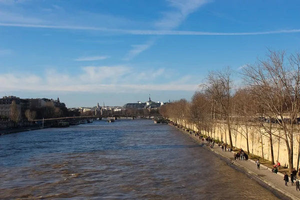 Човен Пливе Річці Сена Сонячний Зимовий День Париж — стокове фото