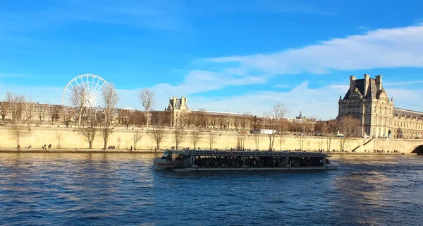 Човен Пливе Річці Сена Сонячний Зимовий День Париж — стокове фото