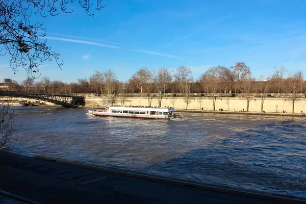 Güneşli Kış Gününde Paris Seine Nehrinde Tekne Gezintisi — Stok fotoğraf