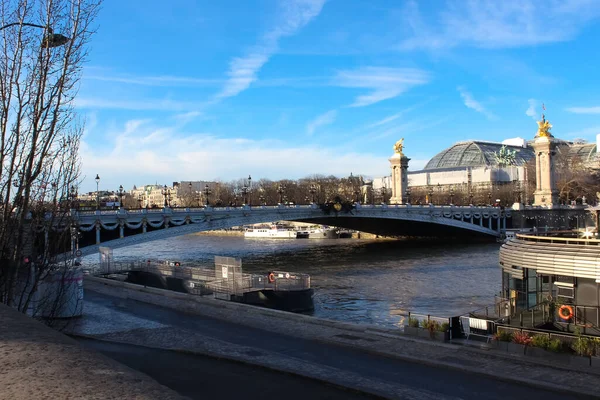 Alexandre Iii Köprüsü Seine Nehri Boyunca Uzanıyor Süslü Art Nouveau — Stok fotoğraf