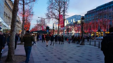 Paris, Fransa - 01 Ocak 2022: Paris 'teki Elysian Fields, Champs-Elesees' e giden insanlar. Paris - Fransa 'nın başkenti. Fransa 'nın ana siyasi, ekonomik ve kültürel merkezi.