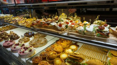 Paris, Fransa - 01 Ocak 2022: Paris 'teki Eric Kayser pastanesine bakın. Eric Kayser, Paris, Fransa 'da birçok pastanesi ve pastanesi olan yıldız bir fırıncı..