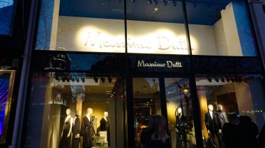 Paris, Fransa - 01 Ocak 2022: Massimo Dutti mağazası. Massimo Dutti, Inditex grubunun bir parçası olan İtalyan giyim imalat şirketidir..