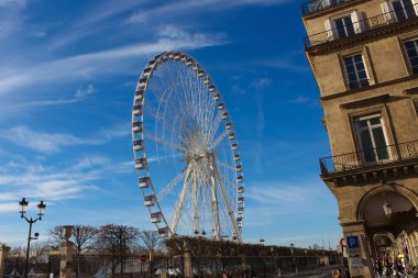 Paris, Fransa - 01 Ocak 2022: Paris, Fransa 'daki Tuileries Garden' dan Concorde Meydanı üzerinde Ferris Wheel Roue de Paris 'e giden insanlar