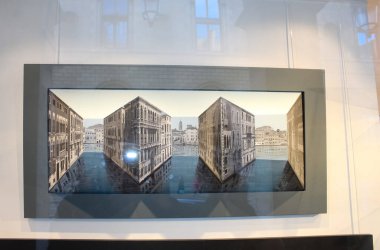 Paris, Fransa - 01 Ocak 2022: Sanatçı Ceve 'nin Sanat Mağazasında Heykel