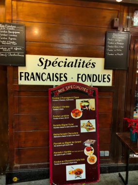 Paris, Fransa - 01 Ocak 2022: Fransız geleneksel restoranı Le Soufflot yağmurlu bir gecede Latin mahallesinde yer almaktadır..
