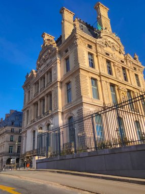 Paris, Fransa - 01 Ocak 2022: Paris 'in merkezine giden insanlar.