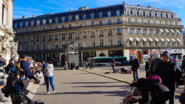 2022年1月1日 法国巴黎 巴黎国家歌剧院附近的居民休息 大歌剧或加尼耶宫是法国巴黎著名的新巴洛克建筑 联合国教科文组织世界遗产 — 图库照片