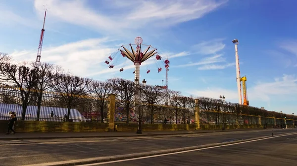 Paryż Francja Stycznia 2022 Ludzie Odpoczywający Pobliżu Diabelskiego Młyna Roue — Zdjęcie stockowe