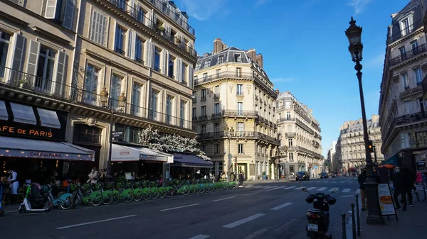 Paryż Francja Stycznia 2022 Honore Street Obywatele Siedzą Kawiarni Chodnikach — Zdjęcie stockowe