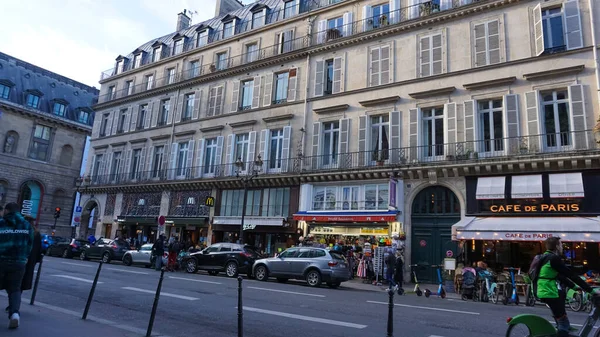 Paryż Francja Stycznia 2022 Honore Street Obywatele Siedzą Kawiarni Chodnikach — Zdjęcie stockowe