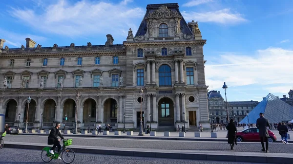 2022年1月1日 フランスのパリにあるルーブル美術館の近くに行く人々 パリのこの中心部のランドマークは 世界最大の博物館の1つです — ストック写真