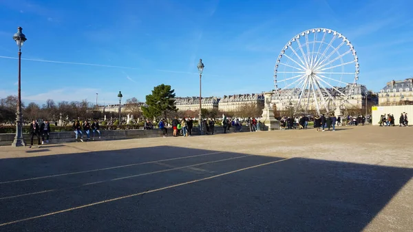 2022年1月1日 人们从法国巴黎的Tuileries花园到巴黎协和广场的摩天轮附近 — 图库照片