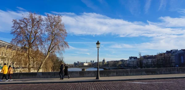 Paris Frankreich Januar 2022 Menschen Der Nähe Des Louvre Museums — Stockfoto