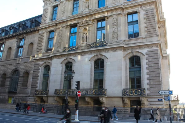 2022年1月1日 フランスのパリにあるルーブル美術館の近くに行く人々 パリのこの中心部のランドマークは 世界最大の博物館の1つです — ストック写真