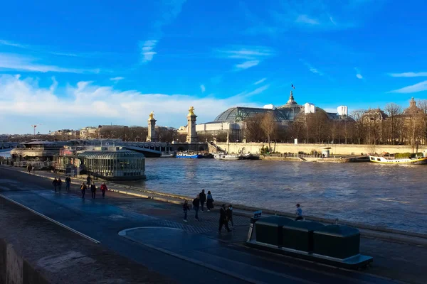 法国巴黎 2022年1月1日 亚历山大三世大桥横跨塞纳河 装饰华丽的艺术新东方灯和雕塑 — 图库照片