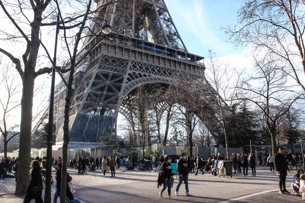 フランス 2022年1月1日 エッフェル塔ツアーパリ フランスのスカイラインと青空の近くに行く人々 — ストック写真