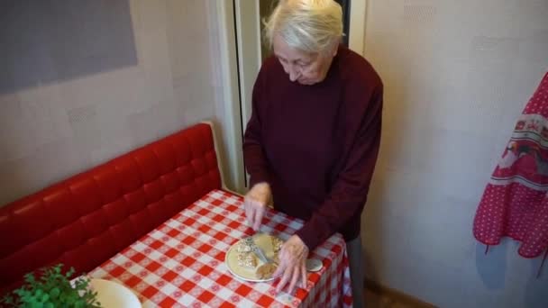 Senior Kvinna Matlagning Kött Kotletter Hemma Kök — Stockvideo