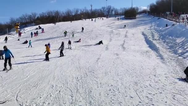 Kleines Mädchen reitet im Winter auf Schneerutschen — Stockvideo