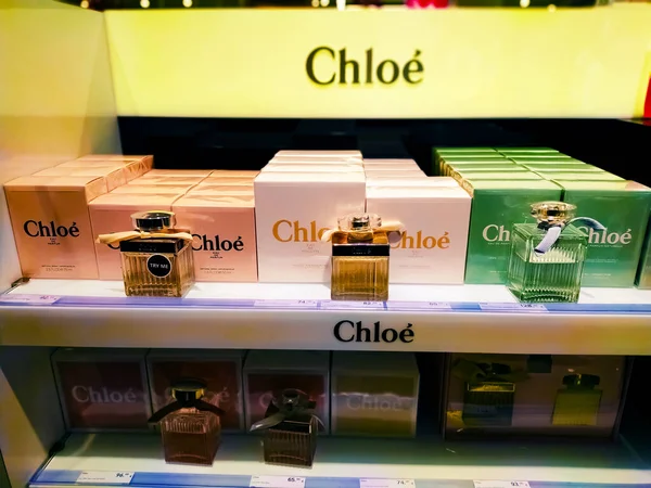 Antalya, Türkiye - 11 Mayıs 2021: Chloe 'nin farklı parfüm türlerinin sergilenmesi