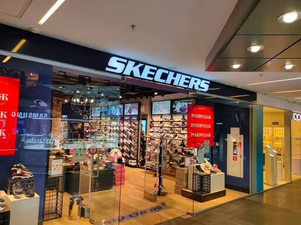 Kiyv, Ucrania - 30 de agosto de 2020: Señal de Skechers en la tienda —  Fotos de Stock