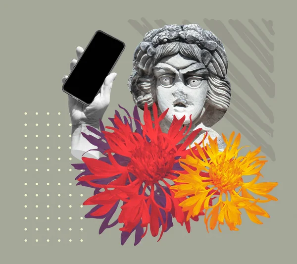 Estátua segurando moderno smartphone tela sem moldura em branco em uma palma. — Fotografia de Stock