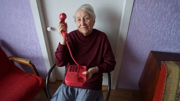 Glad Senior Kvinna Använder Retro Stil Fast Telefon Hemma — Stockfoto