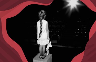 Küçük kız sahnede dans eden bir bale hayal ediyor. Çocukluk kavramı.