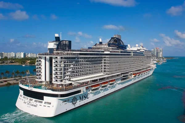 Miami, USA - April 29, 2022: MSC Seashore cruise ship prepares for departure from Miami — Stockfoto
