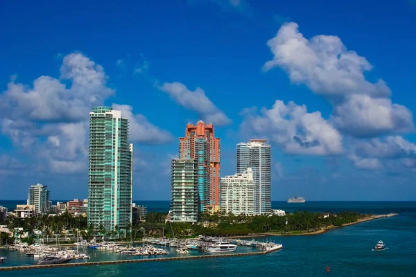 Miami Limanı lüks daireler — Stok fotoğraf