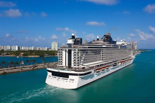 Big cruise ship prepares for departure from Miami — Stock Photo, Image