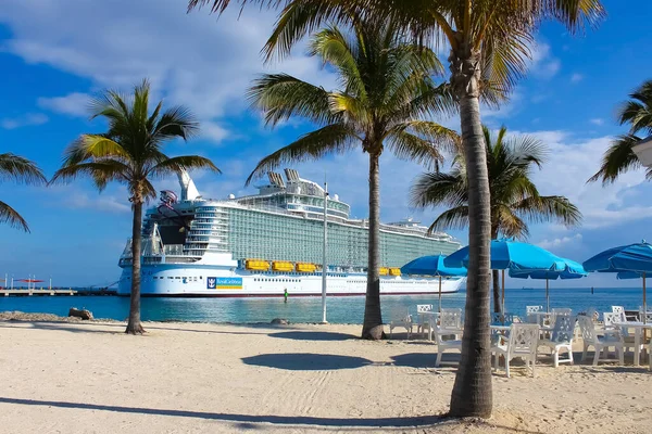 Coco Cay, Bahama 's - 29 april 2022: Symfonie van de zee is het grootste cruiseschip — Stockfoto