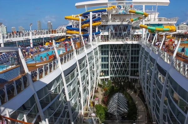 Майами, США - 29 апреля 2022 года: Люди, развлекающиеся в бассейнах, барах, развлекательных и инновационных мероприятиях в Symphony of the Seas — стоковое фото