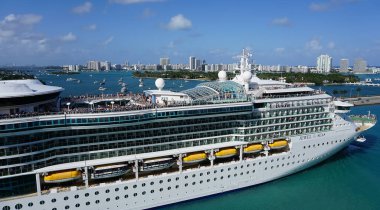 Miami, ABD - 29 Nisan 2022: Royal Caribbean Cruise Line Jewel Of The Seas gemisi 29 Nisan 2022