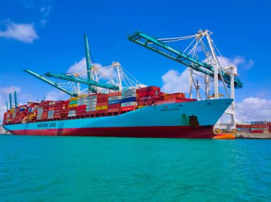 Miami, ABD - 29 Nisan 2022: ABD 'nin en büyük kargo limanlarından biri olan Miami Limanı' ndaki Maersk konteynır gemisi.