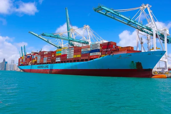 Miami, ABD - 29 Nisan 2022: ABD 'nin en büyük kargo limanlarından biri olan Miami Limanı' ndaki Maersk konteynır gemisi.