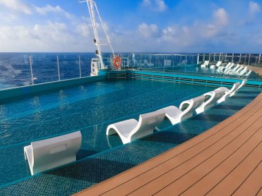 Miami, ABD - 4 Mayıs 2022: Yeni yolcu gemisindeki sakin yetişkin yüzme havuzu alanı veya İtalya 'da inşa edilen en büyük yolcu gemisi olan MSC Seashore' un sancak gemisi.