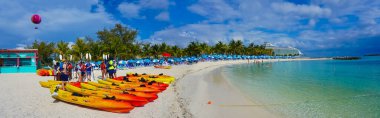Coco Cay, Bahamalar - 29 Nisan 2022: İnsanlar Cococay adasında renkli kanolarla eğleniyorlar, misafirlerin günü geçirebilecekleri Royal Caribbean yolcu gemisinin sahibi olduğu özel ada postası.