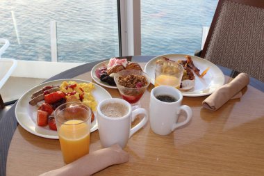 Soyut lüks yolcu gemisinde yemek odası büfesi. Modern yolcu gemisinde sağlıklı bir kahvaltı.