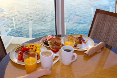 Soyut lüks yolcu gemisinde yemek odası büfesi. Modern yolcu gemisinde sağlıklı bir kahvaltı.