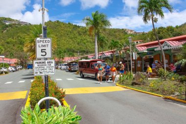 St. Thomas, USVI - 4 Mayıs 2022: ABD Virgin Adaları 'ndaki St. Thomas, USVI' de otobüs gezisi veya turundan sonra insanlar seyahat konsepti. Tekne rıhtımından Karayipler 'deki bir adaya gitmek. Gezici araba.