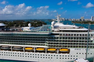 Miami, ABD - 29 Nisan 2022: Royal Caribbean Cruise Line Jewel Of The Seas gemisi 29 Nisan 2022