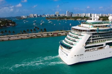 Miami, ABD - 29 Nisan 2022: Royal Caribbean Cruise Line Jewel Of The Seas gemisi 29 Nisan 2022