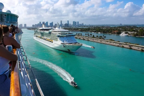 Майами Сша Апреля 2022 Года Посетители Корабля Royal Caribbean Cruise — стоковое фото