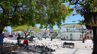 Puerto Plata, DR - 10 Mayıs 2022: Güzel Central Park, Puerto Plata şehrinin dünyanın dört bir yanından gelen yerli ve turistlerin ziyaret ettiği merkezidir..