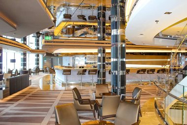 Miami, ABD - 29 Nisan 2022: İtalya 'da inşa edilen en büyük yolcu gemisi olan MSC Seashore' un yeni sancak gemisinde bulunan Atrium 'un içi.