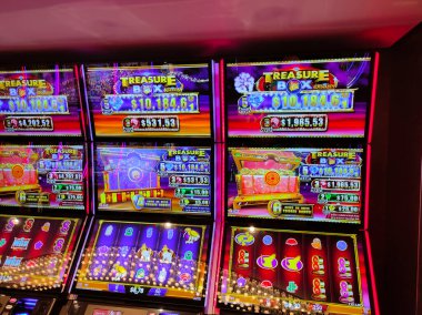 Miami, ABD - 29 Nisan 2022: İtalya 'da yapılmış en büyük yolcu gemisi olan MSC Seashore' un yeni amiral gemisindeki kumarhanedeki kumar makinelerinin içi.