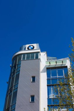 Frankfurt am Main, Almanya - 15 Haziran 2021: Almanya 'daki Mini Cooper bayiliğinin dış görünümü. Mini, Alman otomotiv şirketi BMW 'nin sahibi olduğu 1969 yılında kurulan bir İngiliz otomotiv markasıdır.