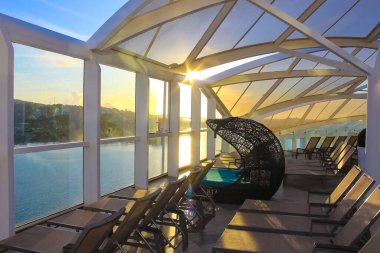 Miami, ABD - 29 Nisan 2022: Deniz Senfonisi 'ndeki solaryum, 29 Nisan 2022 tarihinde ABD' nin Miami kentindeki en büyük yolcu gemisidir.