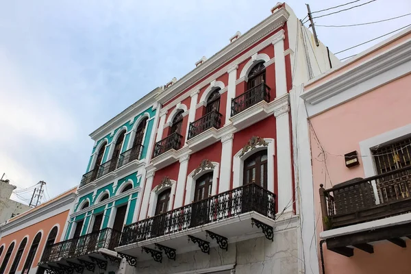 波多黎各圣胡安市中心的一座五彩斑斓的建筑 — 图库照片